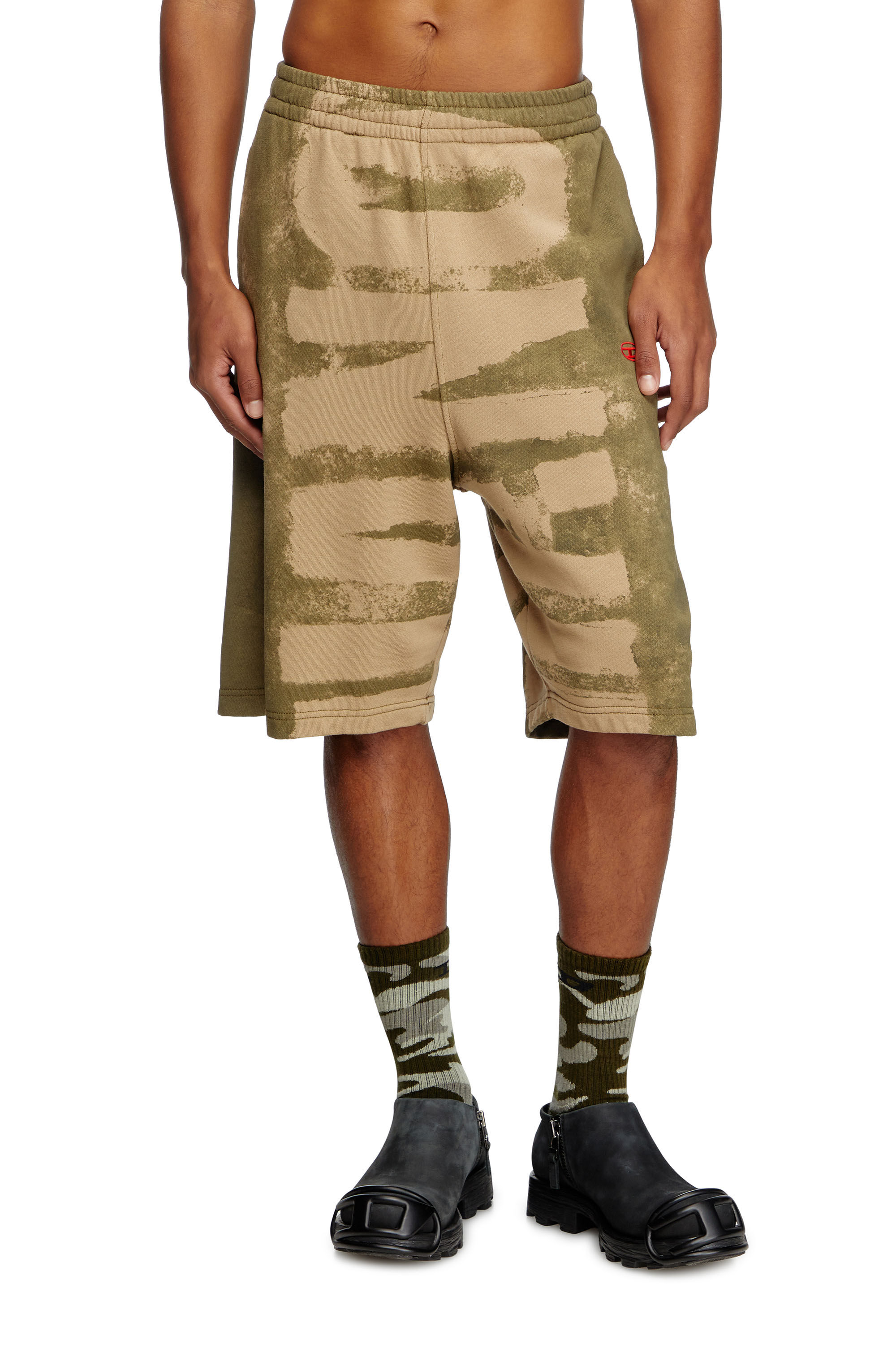 Diesel - P-MARSHY-BLEEDING-DD, Unisex's Sweat shorts with Damiano print in Green - 3